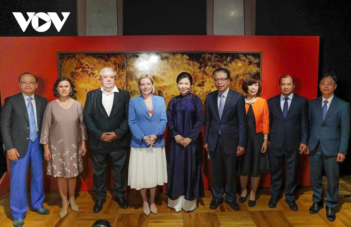 vietnamese lacquer painting exhibition opens in russia picture 2 vietnamese lacquer painting exhibition opens in russia picture 2