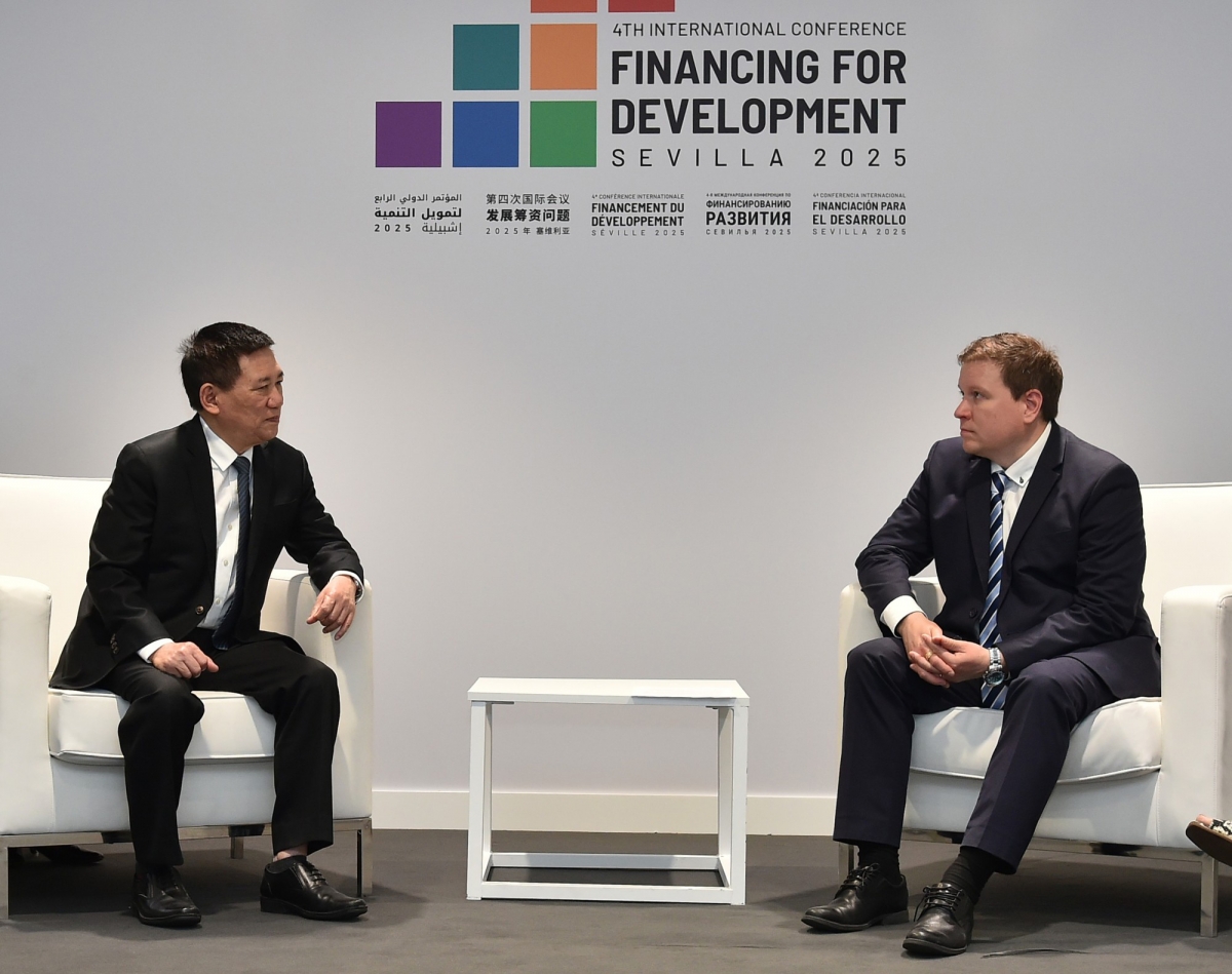 deputy pm meets foreign leaders at ffd4 in seville picture 2