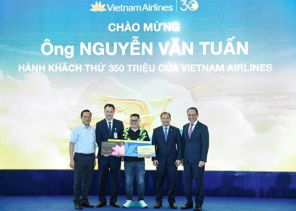 vietnam airlines welcomes 350 millionth passenger, marking 30-year milestone picture 1 vietnam airlines welcomes 350 millionth passenger, marking 30-year milestone picture 1