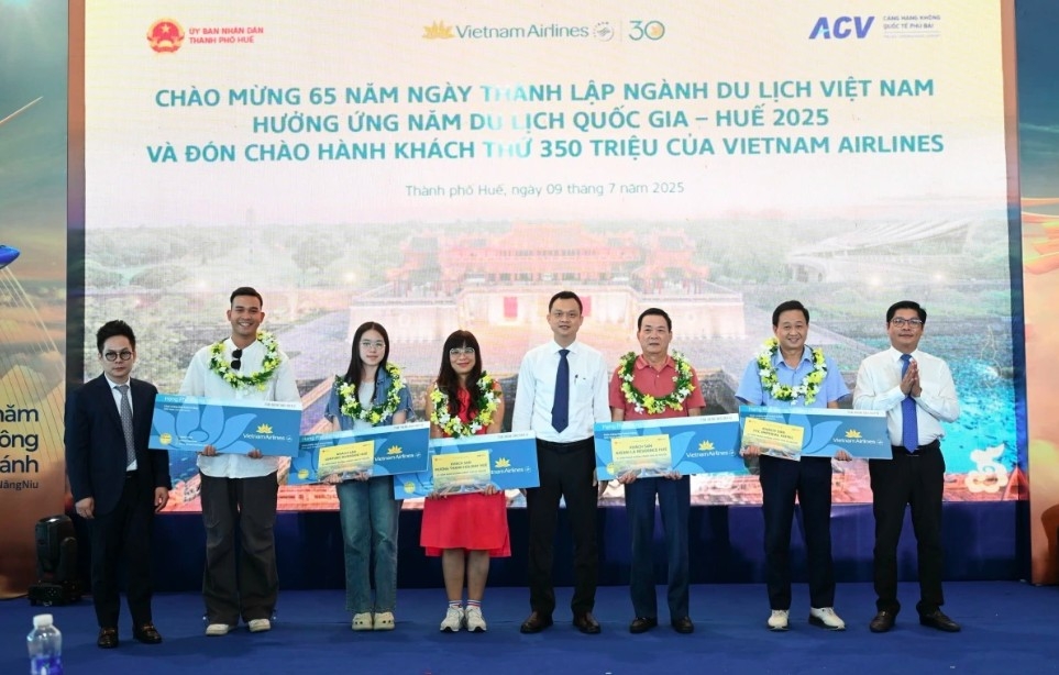 vietnam airlines welcomes 350 millionth passenger, marking 30-year milestone picture 2 vietnam airlines welcomes 350 millionth passenger, marking 30-year milestone picture 2