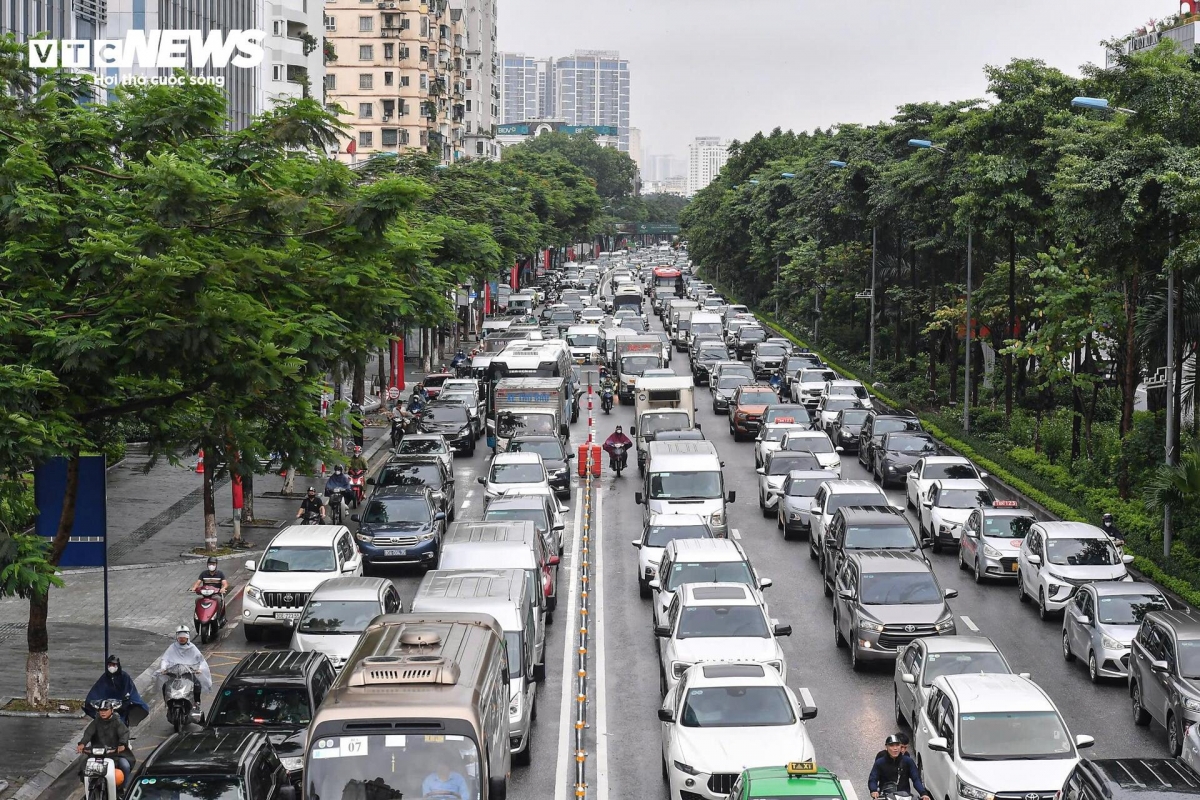 ngày đầu phân làn cứng đường võ chí công Ô tô dàn hàng 6, xe máy leo vỉa hè hình ảnh 1 ngay dau phan lan cung duong vo chi cong O to dan hang 6, xe may leo via he hinh anh 1