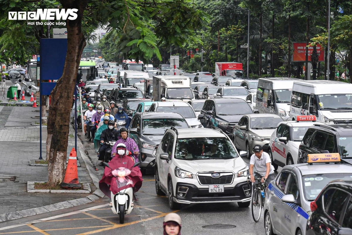 ngày đầu phân làn cứng đường võ chí công Ô tô dàn hàng 6, xe máy leo vỉa hè hình ảnh 9 ngay dau phan lan cung duong vo chi cong O to dan hang 6, xe may leo via he hinh anh 9