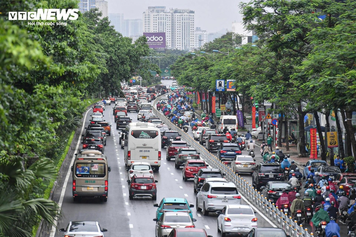 ngày đầu phân làn cứng đường võ chí công Ô tô dàn hàng 6, xe máy leo vỉa hè hình ảnh 10 ngay dau phan lan cung duong vo chi cong O to dan hang 6, xe may leo via he hinh anh 10