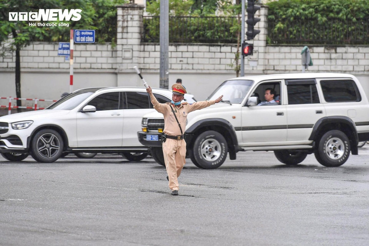 ngày đầu phân làn cứng đường võ chí công Ô tô dàn hàng 6, xe máy leo vỉa hè hình ảnh 2 ngay dau phan lan cung duong vo chi cong O to dan hang 6, xe may leo via he hinh anh 2