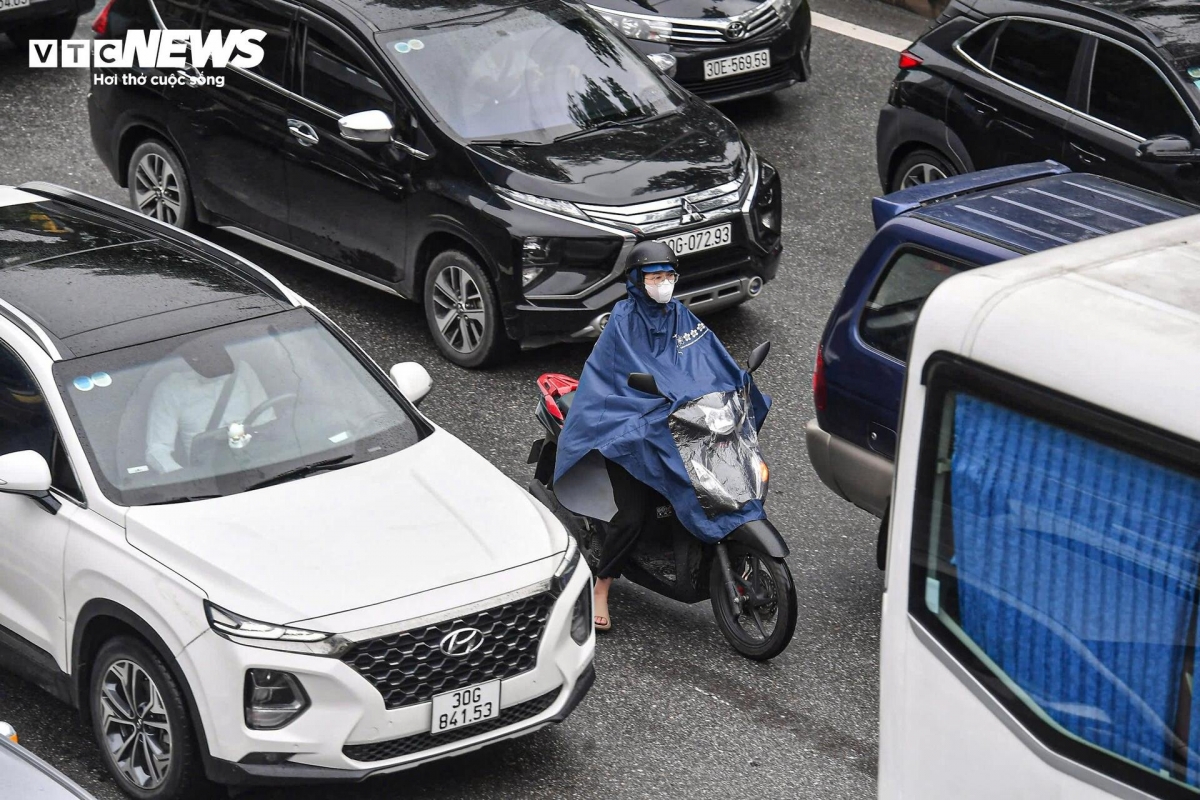 ngày đầu phân làn cứng đường võ chí công Ô tô dàn hàng 6, xe máy leo vỉa hè hình ảnh 6 ngay dau phan lan cung duong vo chi cong O to dan hang 6, xe may leo via he hinh anh 6