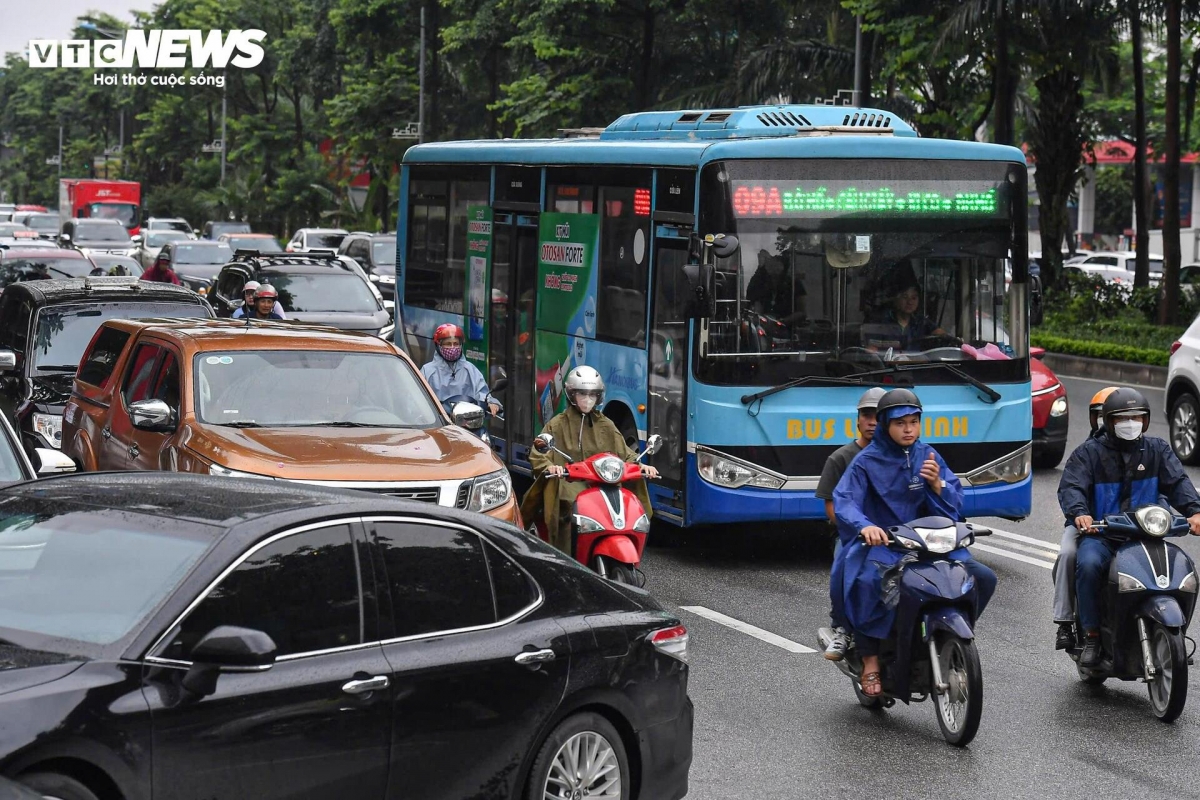 ngày đầu phân làn cứng đường võ chí công Ô tô dàn hàng 6, xe máy leo vỉa hè hình ảnh 7 ngay dau phan lan cung duong vo chi cong O to dan hang 6, xe may leo via he hinh anh 7