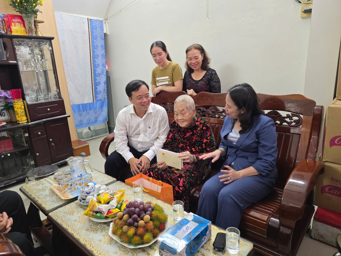 pho chu tich nuoc vo thi Anh xuan tham, tang qua nguoi co cong o ca mau hinh anh 1