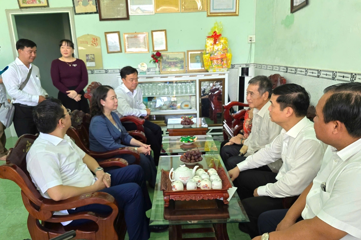 pho chu tich nuoc vo thi Anh xuan tham, tang qua nguoi co cong o ca mau hinh anh 2