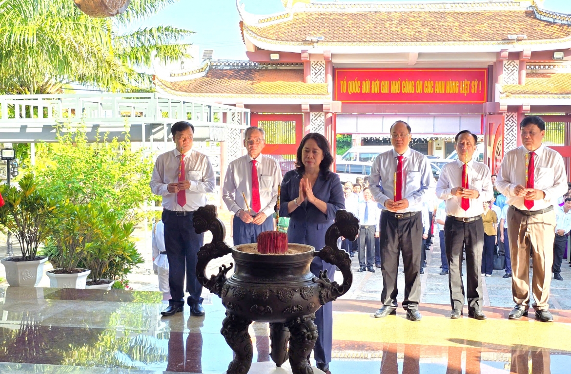 pho chu tich nuoc vo thi Anh xuan tham, tang qua nguoi co cong o ca mau hinh anh 3