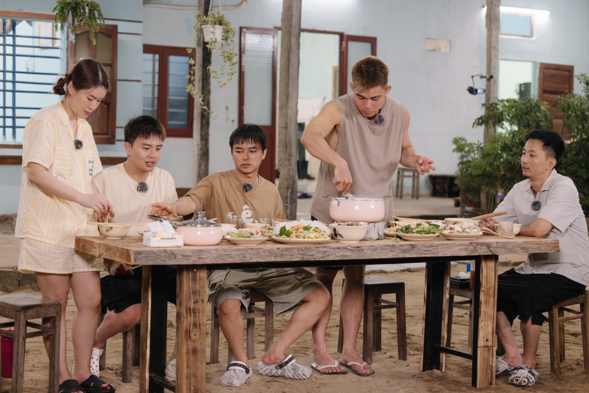 jun pham va dan cast chua lanh cua gia dinh haha hinh anh 3