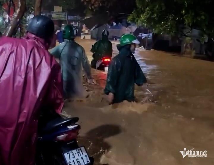 mưa lớn giữa mùa hè, Đà nẵng lần thứ hai ngập sâu, xe chết máy hàng loạt hình ảnh 2 mua lon giua mua he, Da nang lan thu hai ngap sau, xe chet may hang loat hinh anh 2