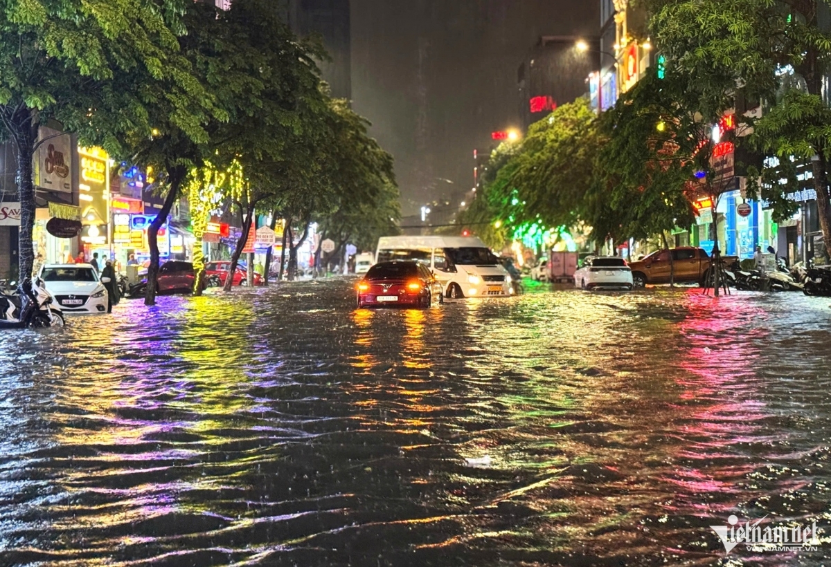 mưa lớn giữa mùa hè, Đà nẵng lần thứ hai ngập sâu, xe chết máy hàng loạt hình ảnh 1 mua lon giua mua he, Da nang lan thu hai ngap sau, xe chet may hang loat hinh anh 1