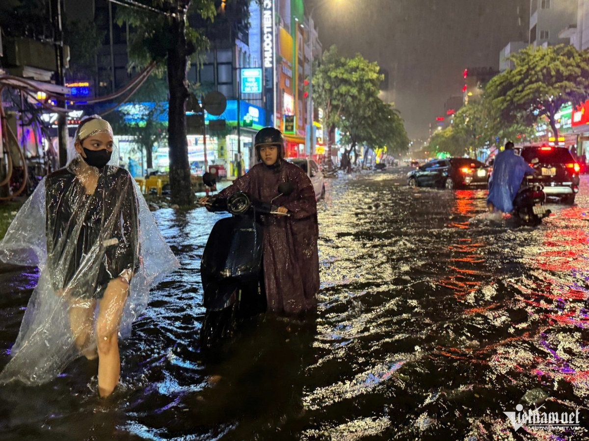 mưa lớn giữa mùa hè, Đà nẵng lần thứ hai ngập sâu, xe chết máy hàng loạt hình ảnh 7 mua lon giua mua he, Da nang lan thu hai ngap sau, xe chet may hang loat hinh anh 7