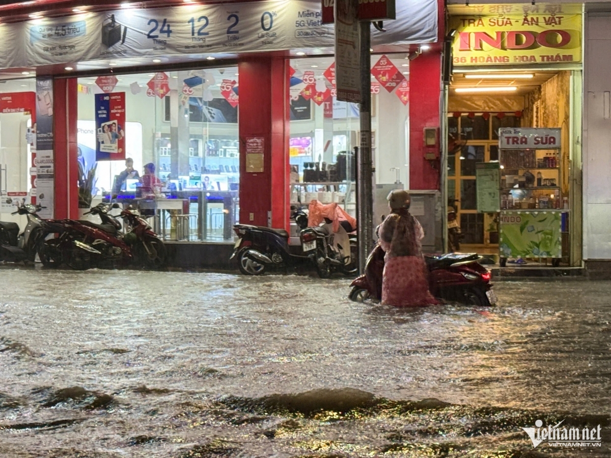 mua lon giua mua he, Da nang lan thu hai ngap sau, xe chet may hang loat hinh anh 6