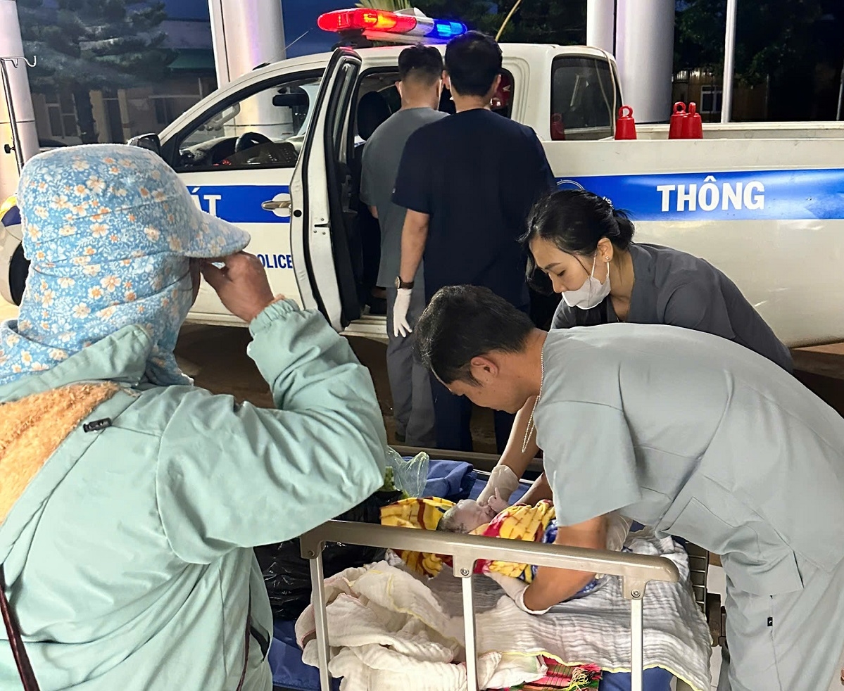 sản phụ sinh con trên xe chuyên dụng của cảnh sát giao thông hình ảnh 2 san phu sinh con tren xe chuyen dung cua canh sat giao thong hinh anh 2