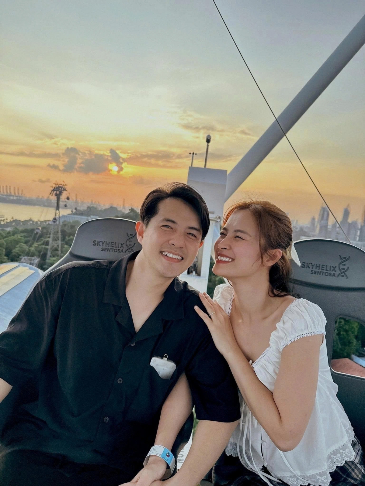 Sao Việt 3/7: Đông Nhi - Ông Cao Thắng ngắm hoàng hôn ở Singapore