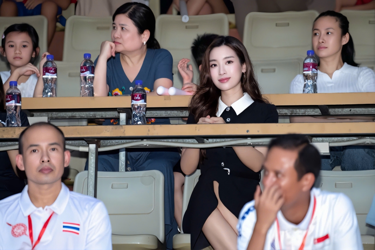 Do my linh dep diu dang, cung me chong di xem bong da co vu ong xa hinh anh 2