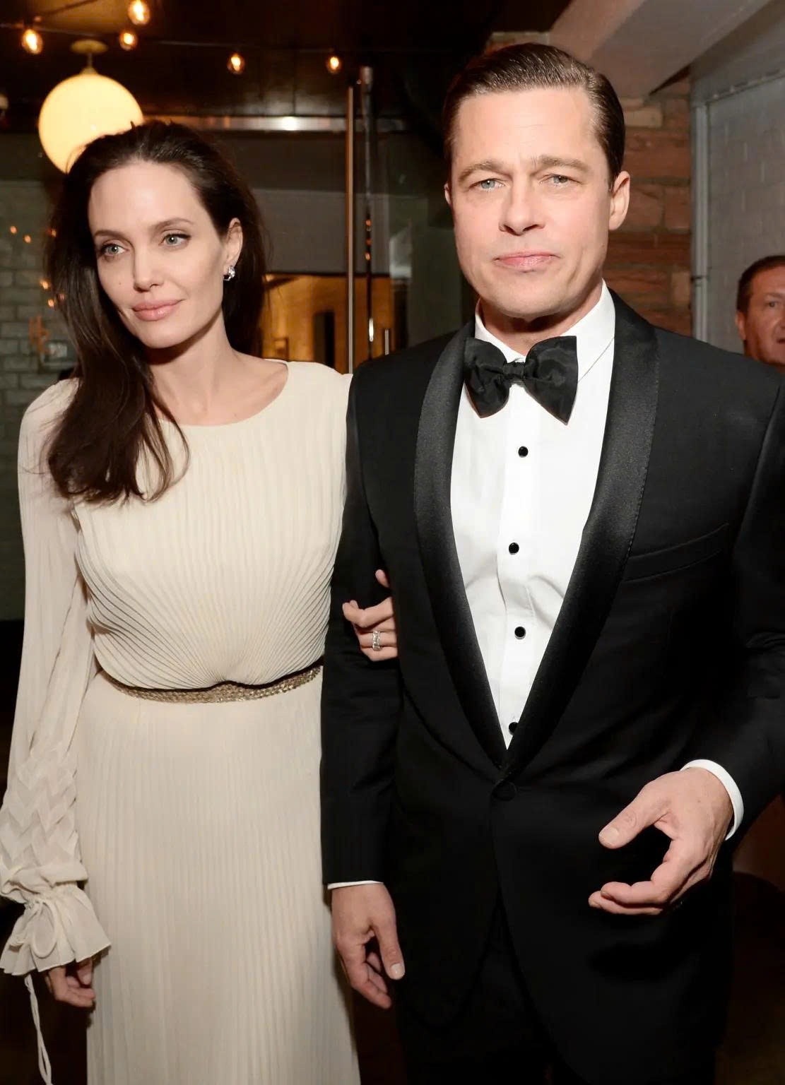 Lý do Brad Pitt muốn xem tin nhắn riêng tư của vợ cũ Angelina Jolie