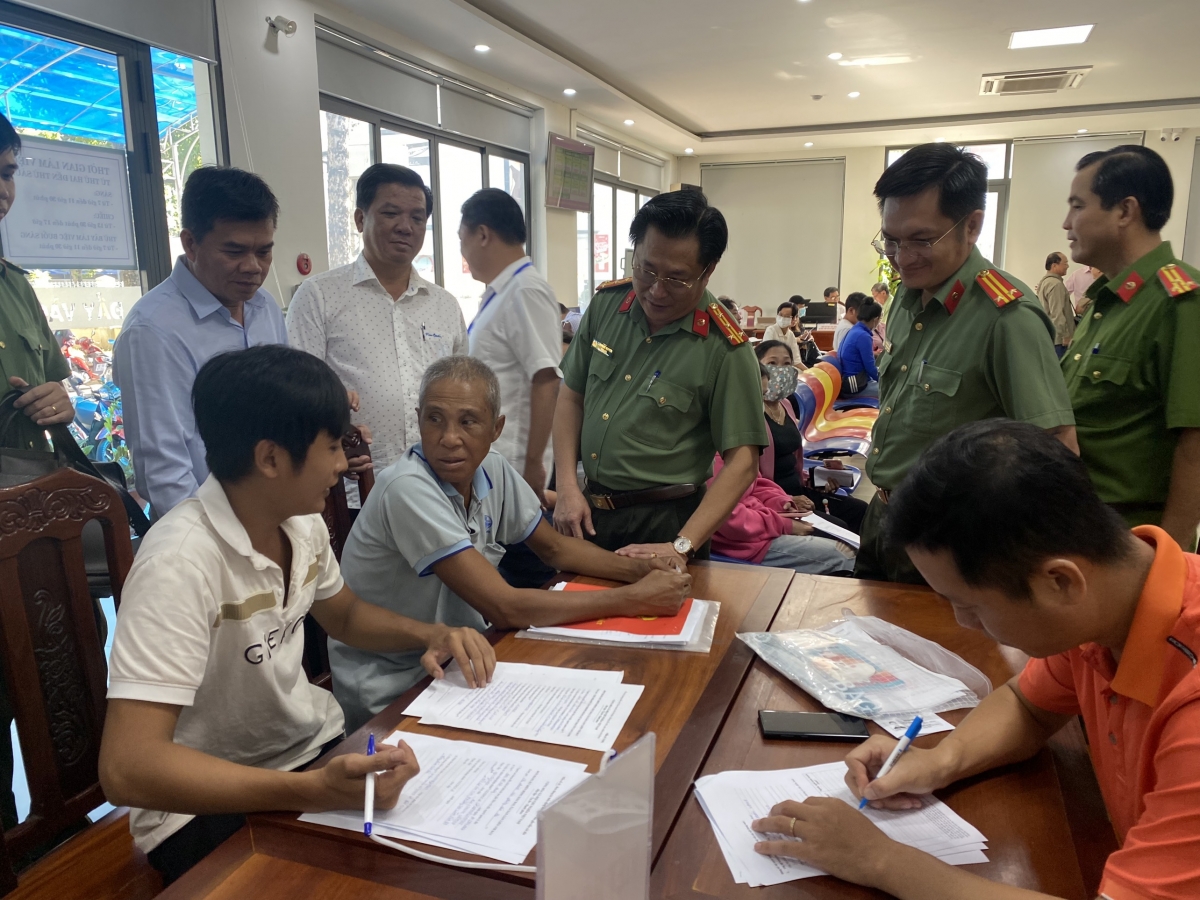 Cán bộ xã "vừa làm vừa học hỏi" để thích nghi nhiệm vụ mới