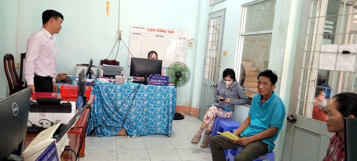cán bộ xã vừa làm vừa học hỏi để thích nghi nhiệm vụ mới hình ảnh 2 can bo xa vua lam vua hoc hoi de thich nghi nhiem vu moi hinh anh 2
