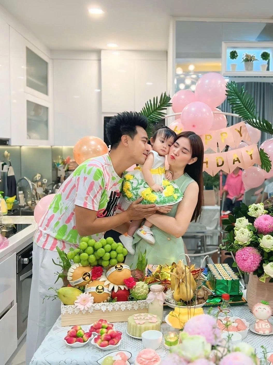 sao việt 16 7 hoa hậu phạm hương chuẩn bị tiệc sinh nhật con trai hình ảnh 2 sao viet 16 7 hoa hau pham huong chuan bi tiec sinh nhat con trai hinh anh 2