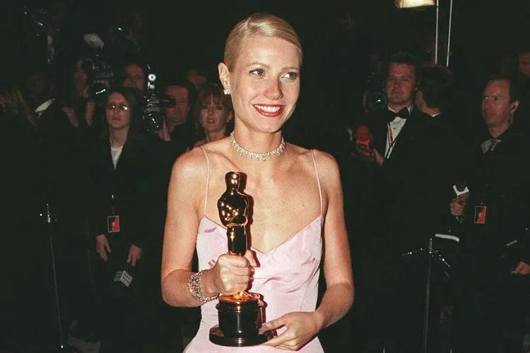 Chuyện chưa kể về chiếc váy huyền thoại của Gwyneth Paltrow tại Oscar 1999
