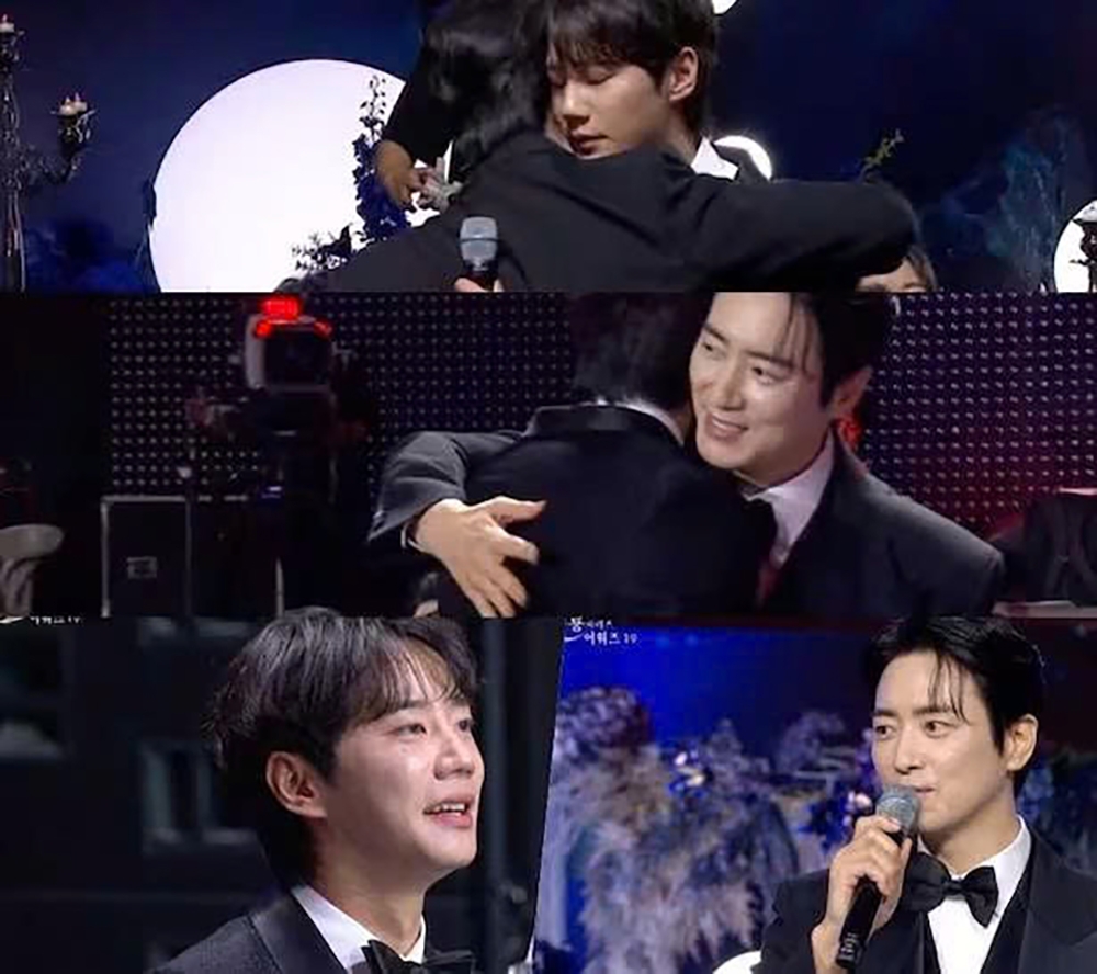lee jun young nhận nhầm cúp tại lễ trao giải rồng xanh hình ảnh 1 lee jun young nhan nham cup tai le trao giai rong xanh hinh anh 1