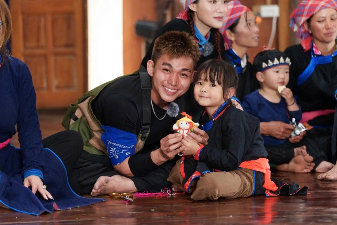 jun pham va dan cast chua lanh cua gia dinh haha hinh anh 1