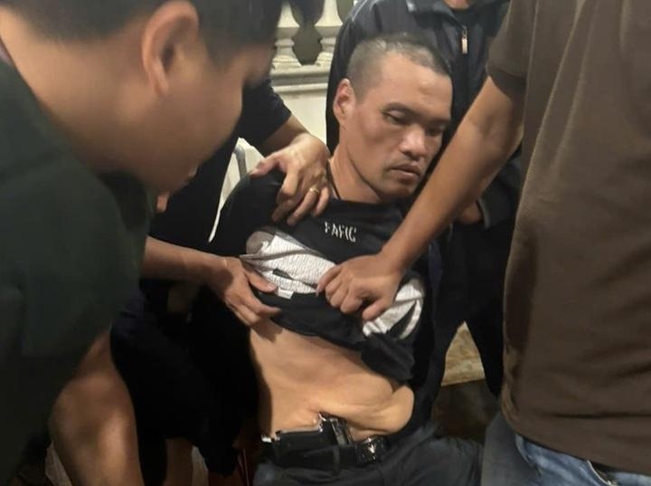 ke no sung khi cong an kiem tra hanh chinh bi bat giu o cua khau lao bao hinh anh 1