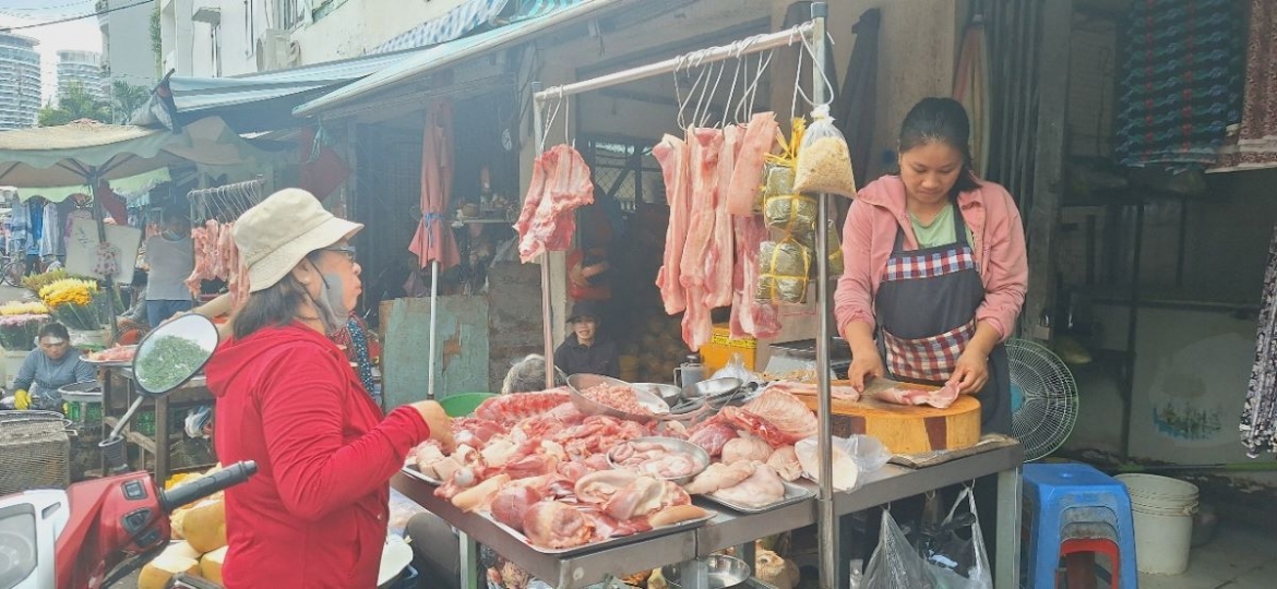 gia thit heo chuong trinh binh on thi truong tai tp.hcm giam manh hinh anh 1