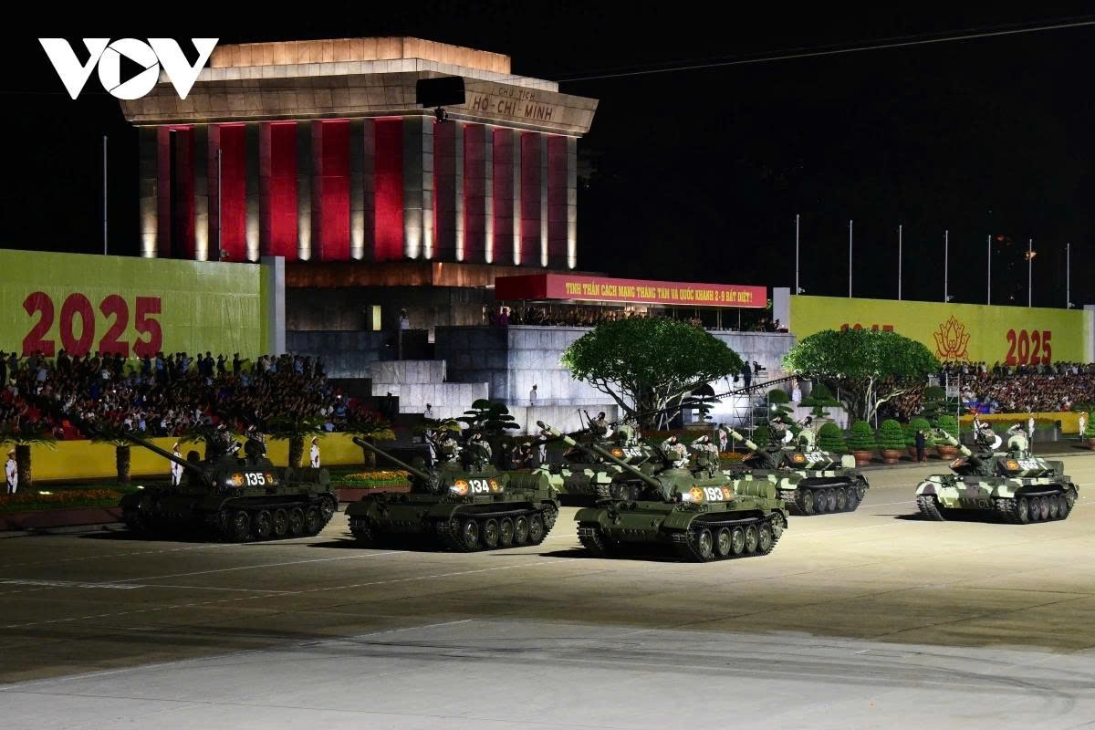 for first time in 40 years military hardware rolls through ba dinh square once again picture 1