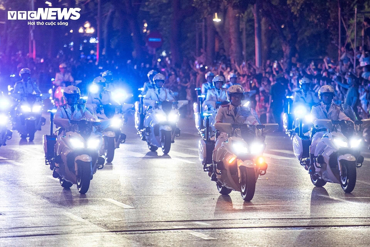 spectacular anti-terrorism performance by guard command force in hanoi picture 1 spectacular anti-terrorism performance by guard command force in hanoi picture 1