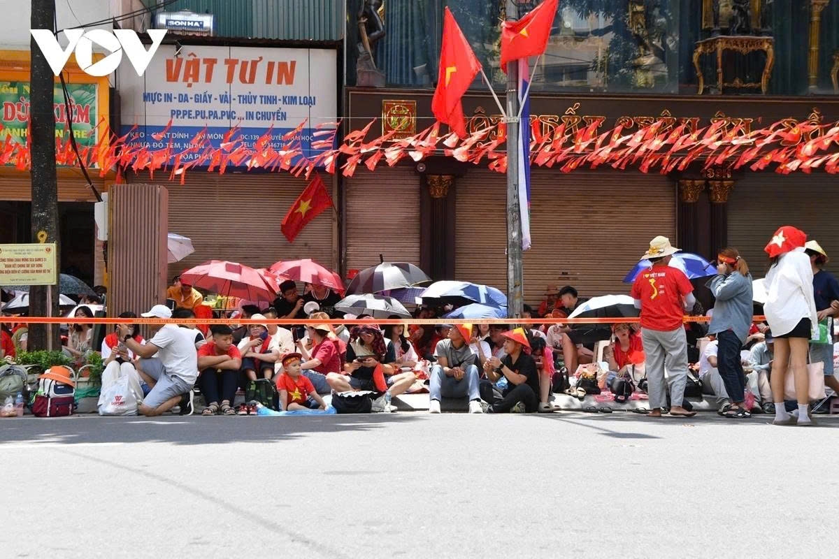 thousands eagerly await second full rehearsal of national day parade in hanoi picture 1