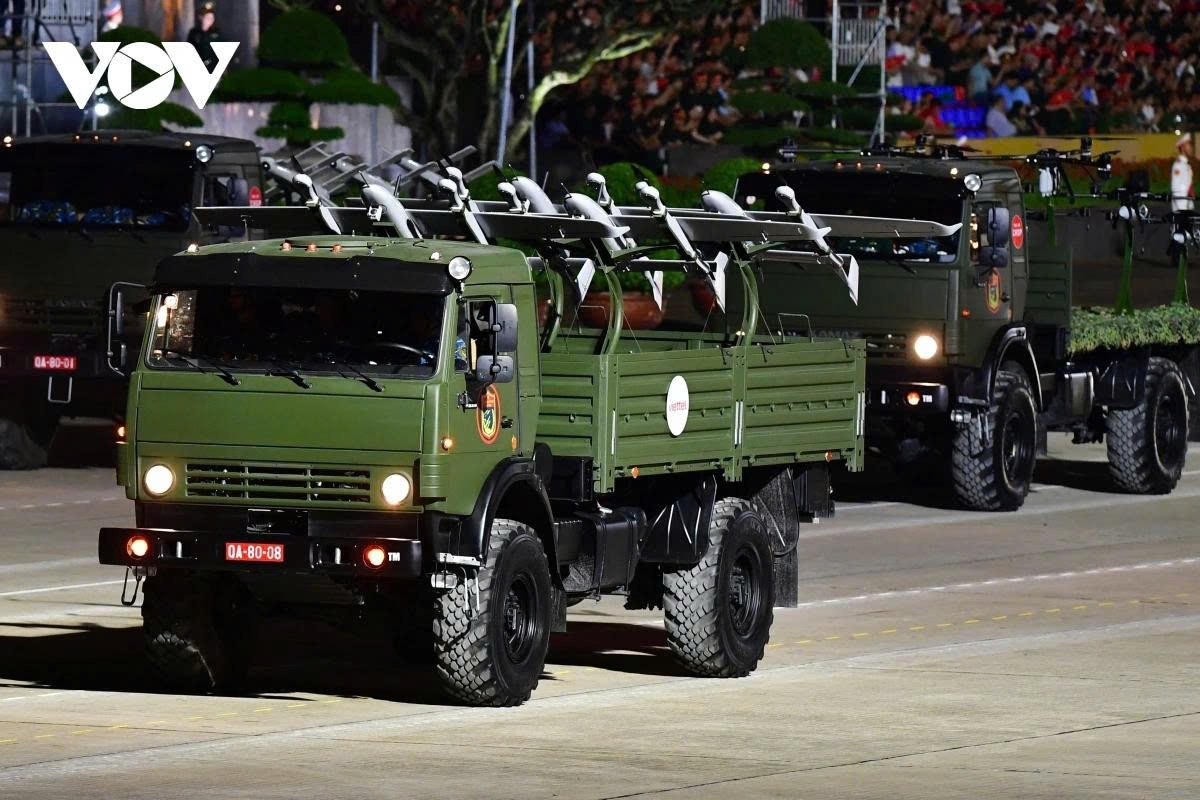 for first time in 40 years military hardware rolls through ba dinh square once again picture 10