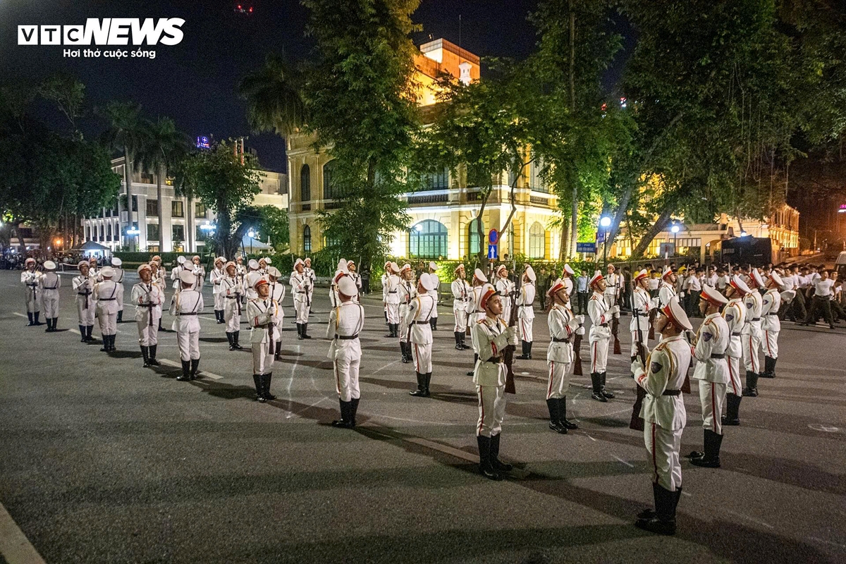 spectacular anti-terrorism performance by guard command force in hanoi picture 10 spectacular anti-terrorism performance by guard command force in hanoi picture 10