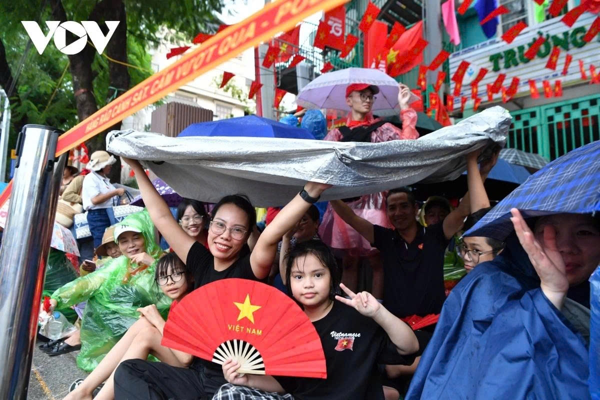 thousands eagerly await second full rehearsal of national day parade in hanoi picture 10