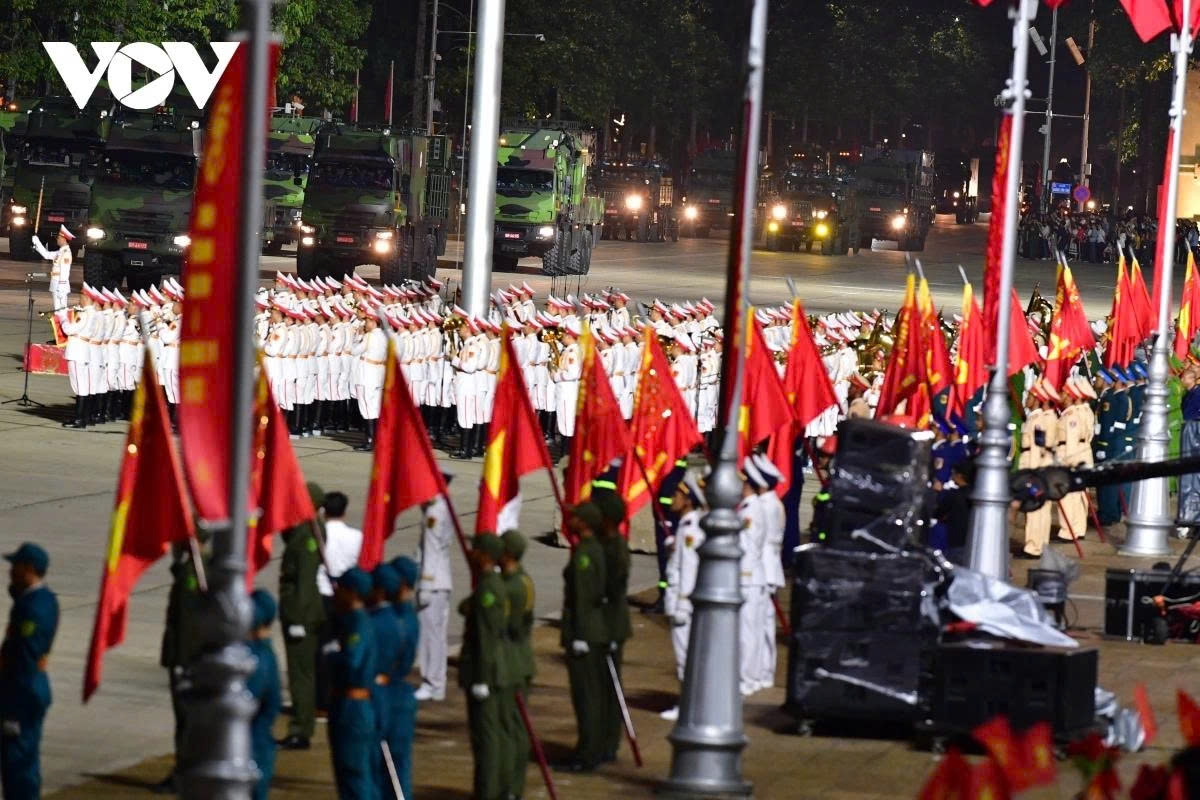 for first time in 40 years military hardware rolls through ba dinh square once again picture 11