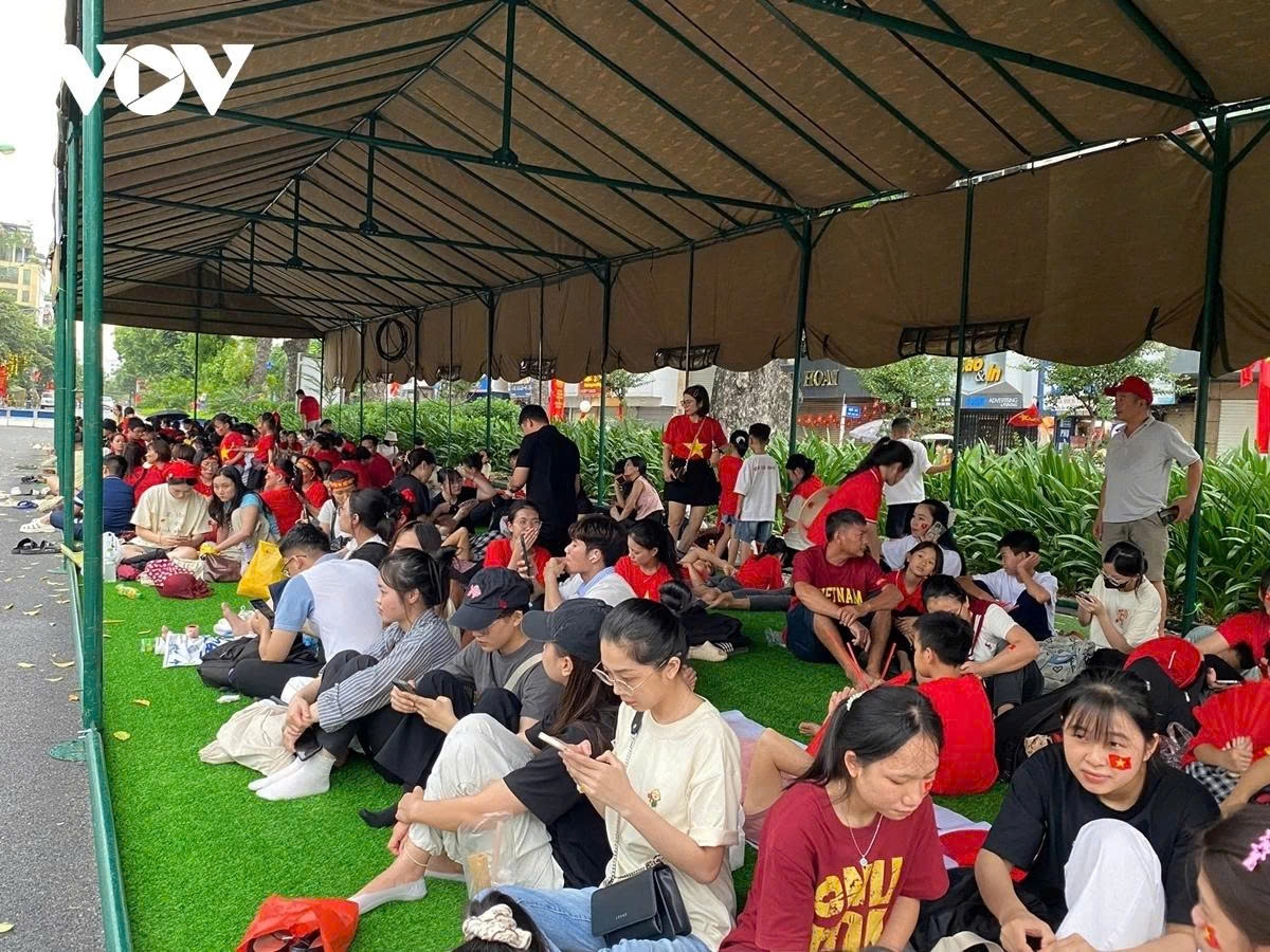 thousands eagerly await second full rehearsal of national day parade in hanoi picture 11