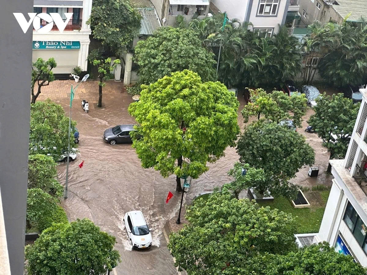 post-kajiki impact torrential rains paralyse hanoi during morning rush hour picture 11