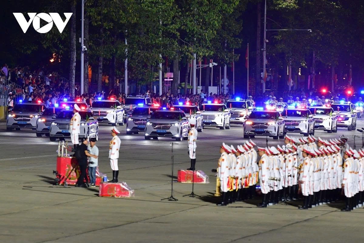 for first time in 40 years military hardware rolls through ba dinh square once again picture 12