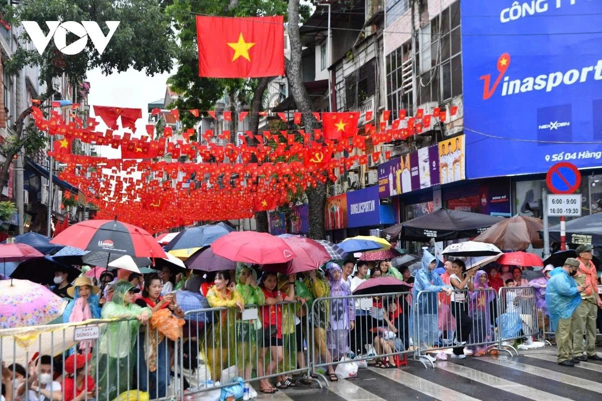 thousands eagerly await second full rehearsal of national day parade in hanoi picture 12