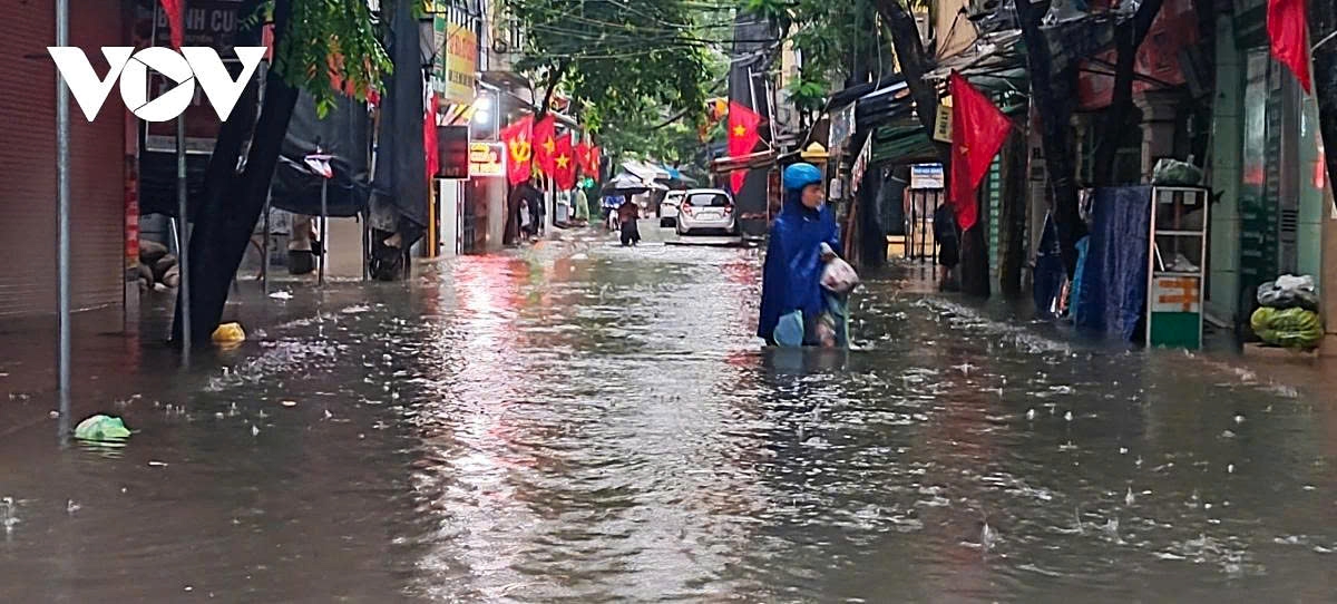 post-kajiki impact torrential rains paralyse hanoi during morning rush hour picture 12