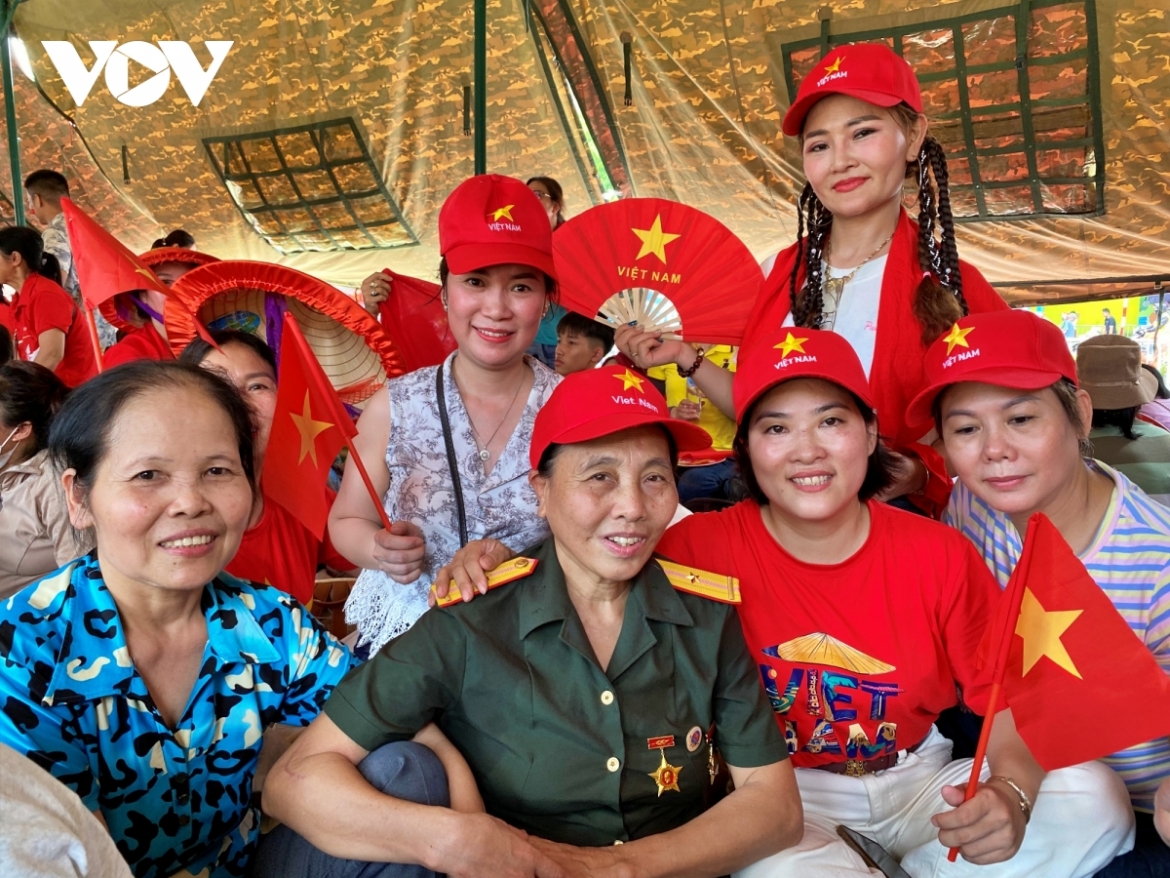 nguoi dan nhan truc tiep qua tang 100.000 dong hoac qua tai khoan ket noi vneid hinh anh 1