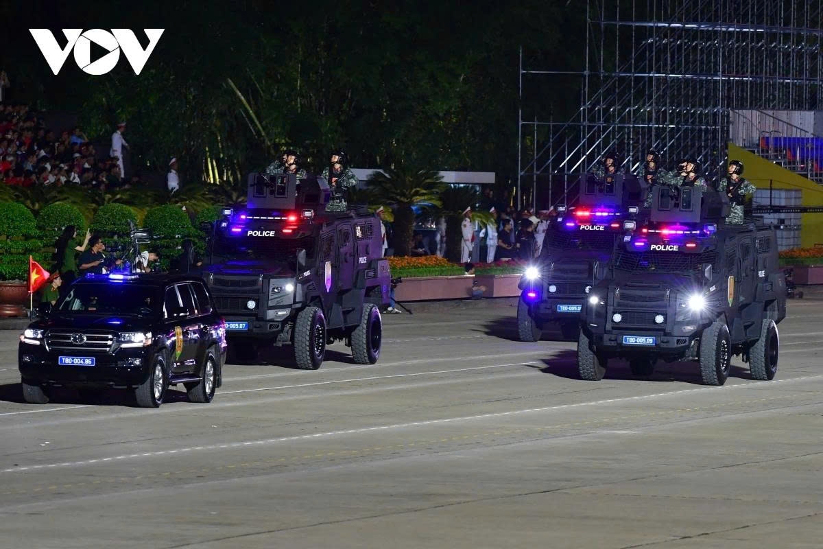 for first time in 40 years military hardware rolls through ba dinh square once again picture 13