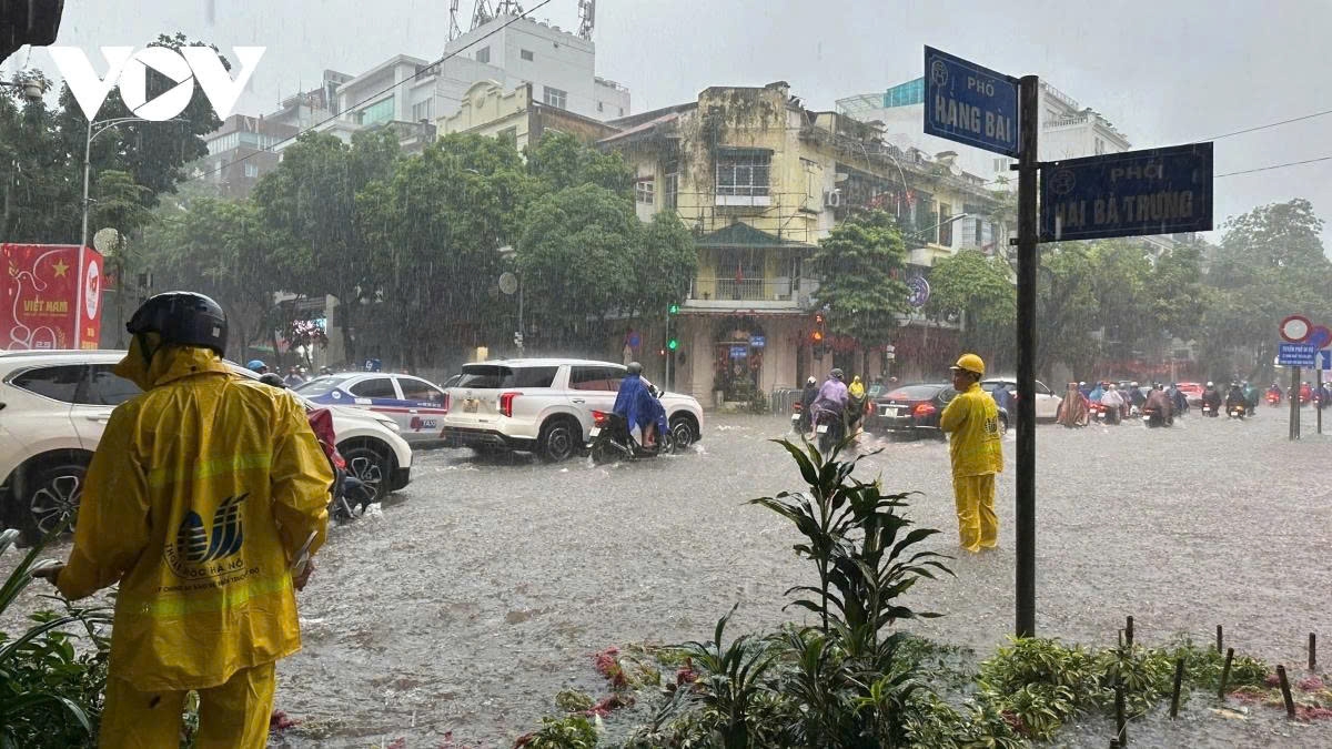 post-kajiki impact torrential rains paralyse hanoi during morning rush hour picture 13