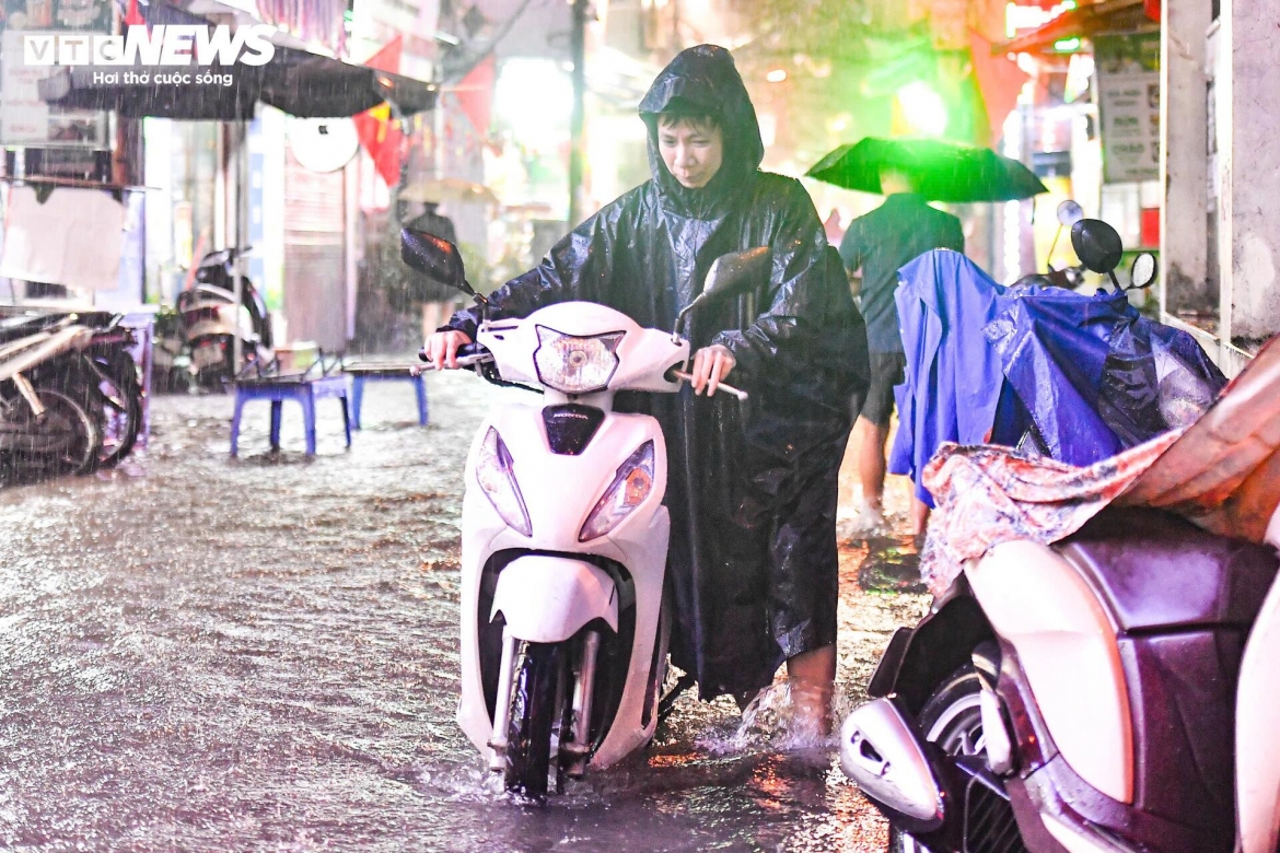 loi nuoc ve nha luc nua dem sau tran mua lon o ha noi hinh anh 12