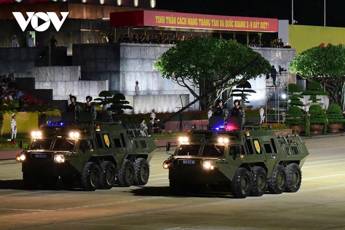 for first time in 40 years military hardware rolls through ba dinh square once again picture 14