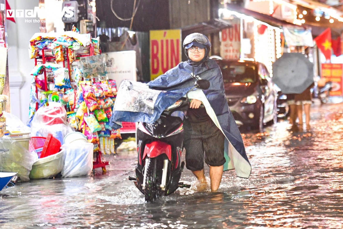 loi nuoc ve nha luc nua dem sau tran mua lon o ha noi hinh anh 13