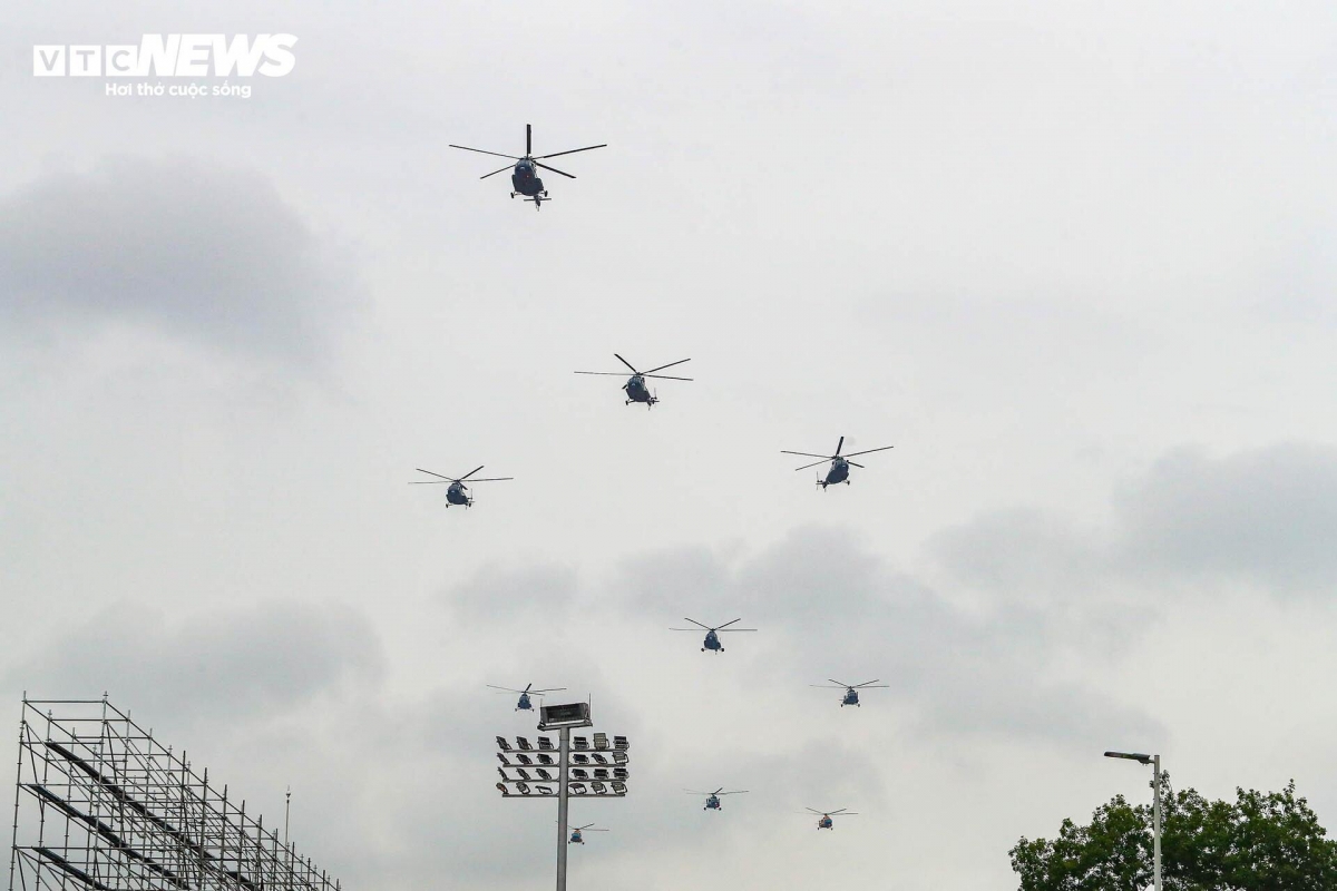 military helicopters rehearse over ba dinh square ahead of national day picture 13 military helicopters rehearse over ba dinh square ahead of national day picture 13