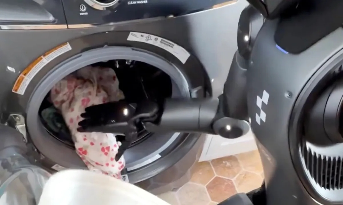 robot hinh nguoi cua my co kha nang tu giat quan ao hinh anh 1
